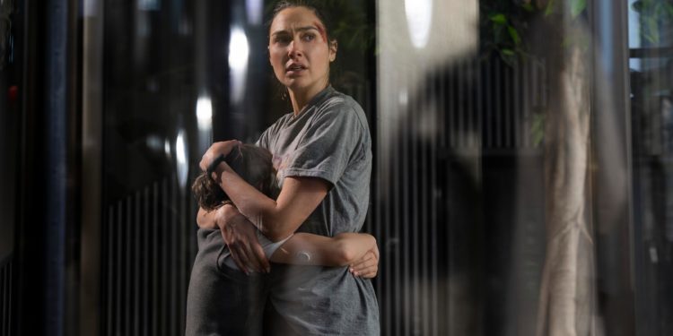 Что смотреть в кино с 3-го сентября: триллер «Сыграть в ящик» с участием Сэмюэла Л. Джексона, боевик «Бегущая» с Галь Гадот в главной роли и биографическая драма «Тони»